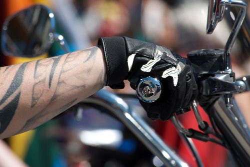 Blijf warm en veilig tijdens koude, winterse motorritten met verwarmde motor handschoenen.